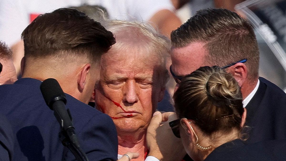 特朗普出席競選集會期間遭槍擊，耳朵受傷流血。(路透社)