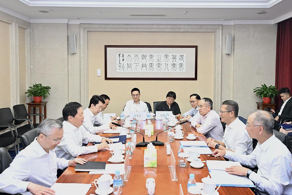 陳茂波(右二)在最後一日行程，拜會多個與金融和財經事務相關的部委領導。(政府新聞處)