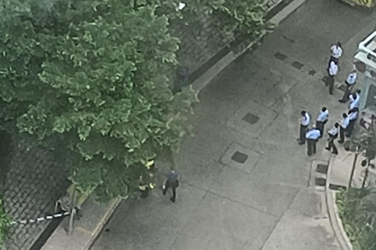 一批警員在案發現場調查。(網民Kwokkei Tang@FB群組「油塘人之家 Home of Yau-Tonger」)