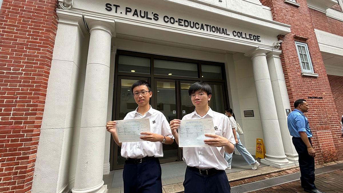 聖保羅男女中學誕生兩名超級狀元黃澍僖(左)及歐陽張維。(林嘉瑩攝)