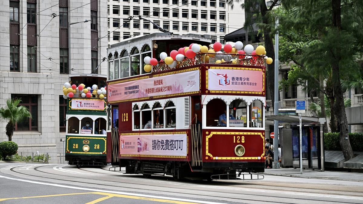 香港電車今日獲一個組織贊助免費乘車。(中新社)
