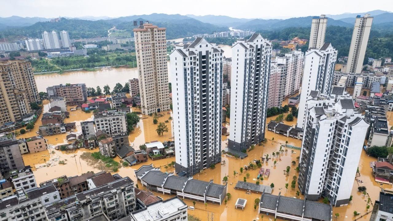 平江老城區和新城區多處地方水浸。初步統計，全縣共有34萬人受災。（新華社）