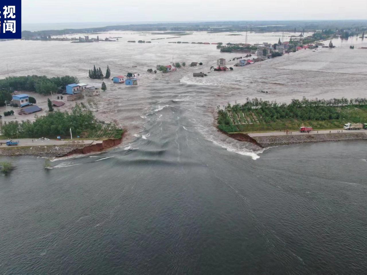 湖南省華容縣洞庭湖一線堤防決堤。（央視新聞）