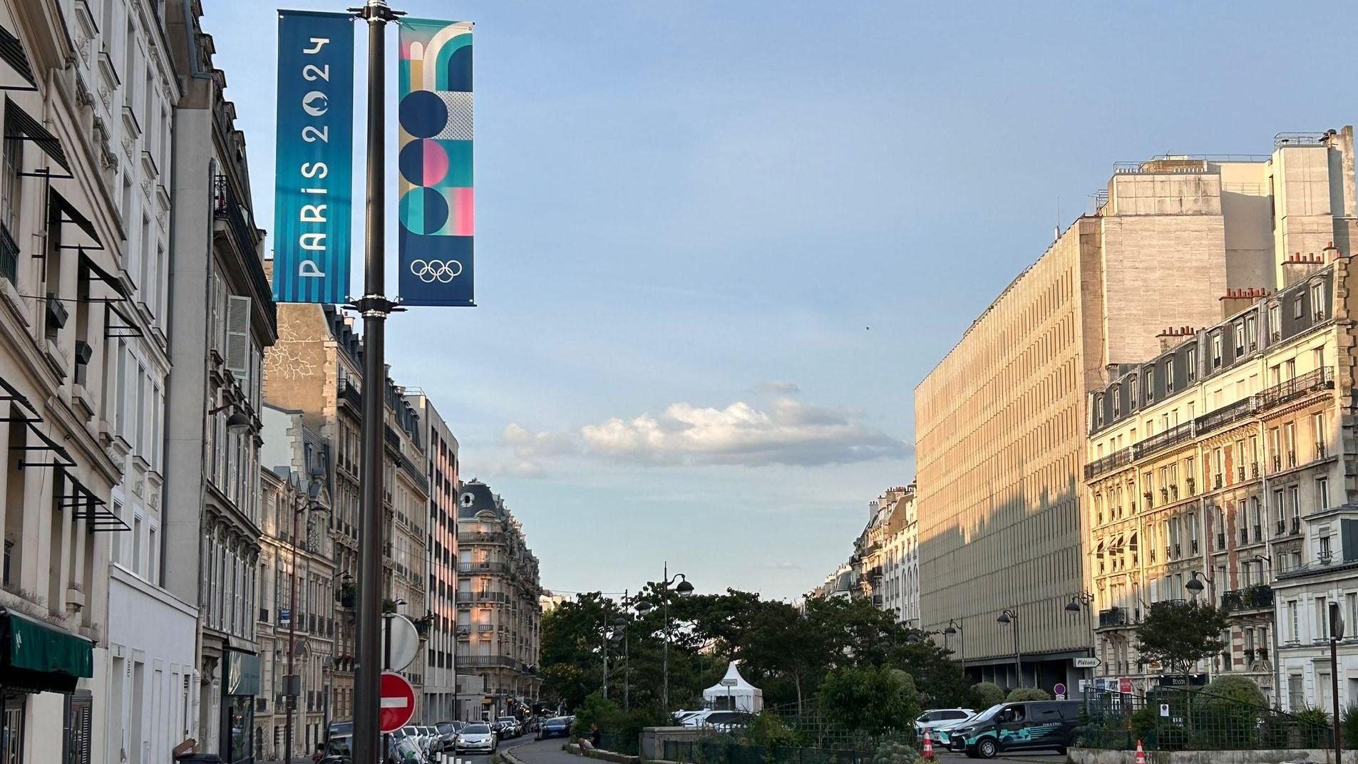 巴黎街頭到處能看到掛有今屆奧運的橫額等宣傳物。（港台圖片）