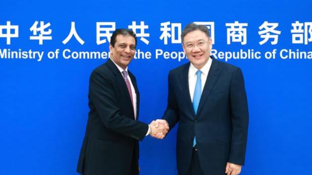 王文濤會見美中貿委會董事會主席芮思博率領的代表團。（商務部網站）