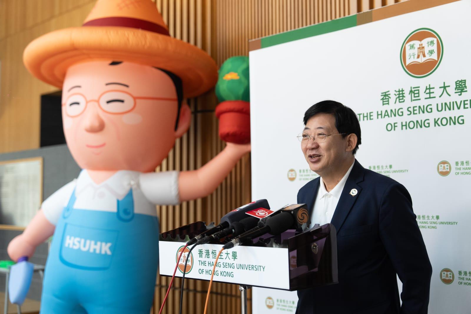 何順文表示，截至中午已經有近500人報名。(林靄怡攝)