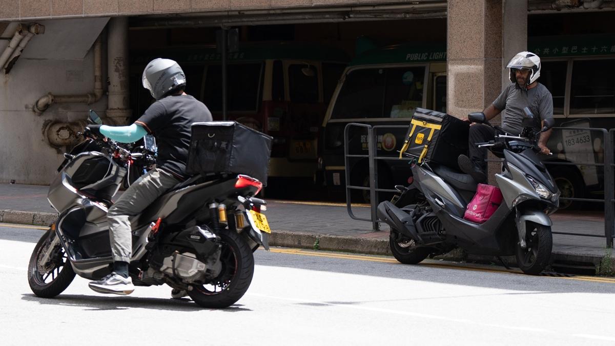 外賣平台不乏用電單車送外賣的外賣員。(林靄怡攝)