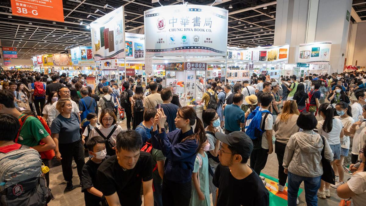 周日書展場內人頭湧湧。(陳奕釗攝)