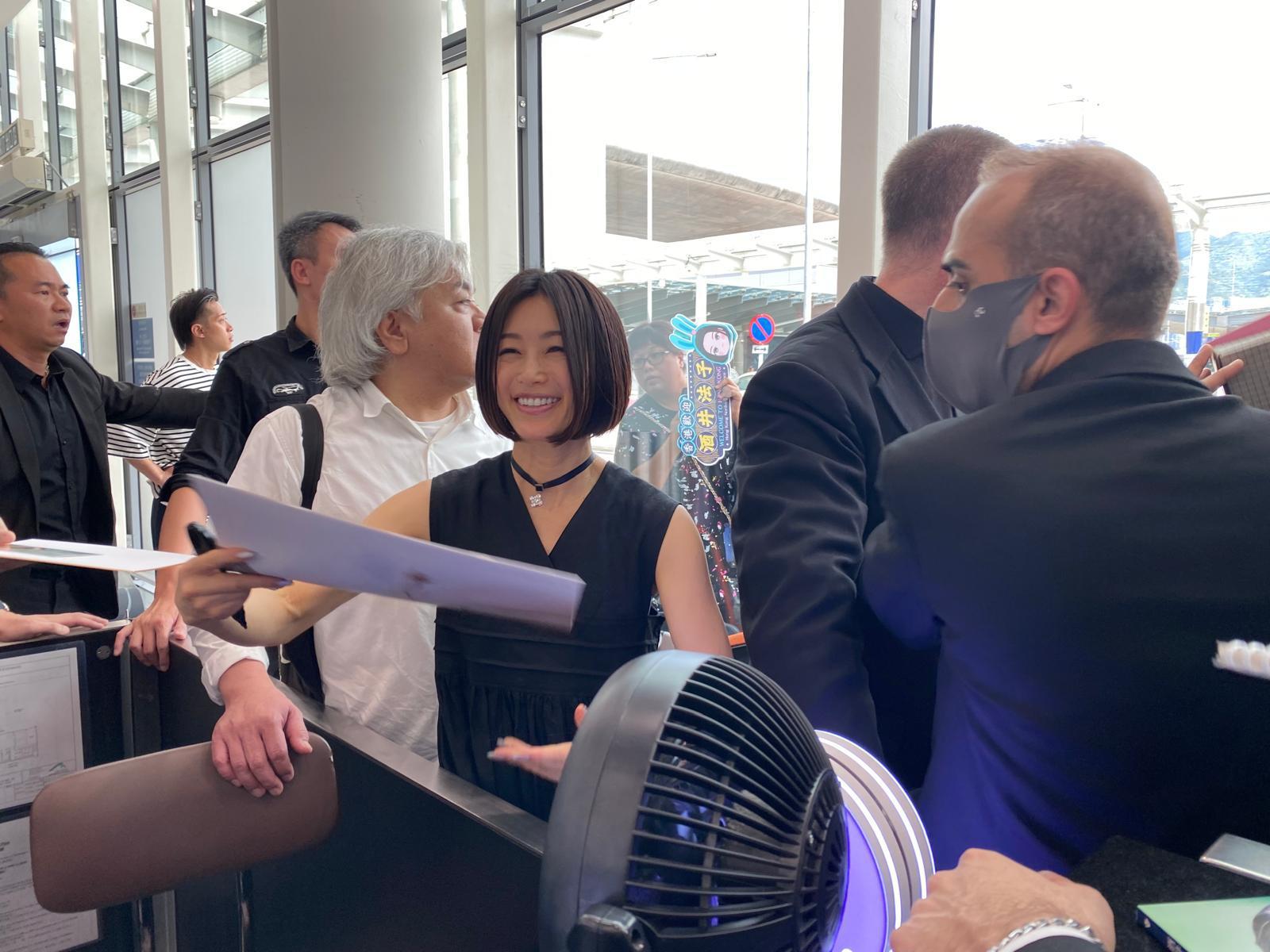 酒井法子親民抵港 獲半百歌迷接機歡迎