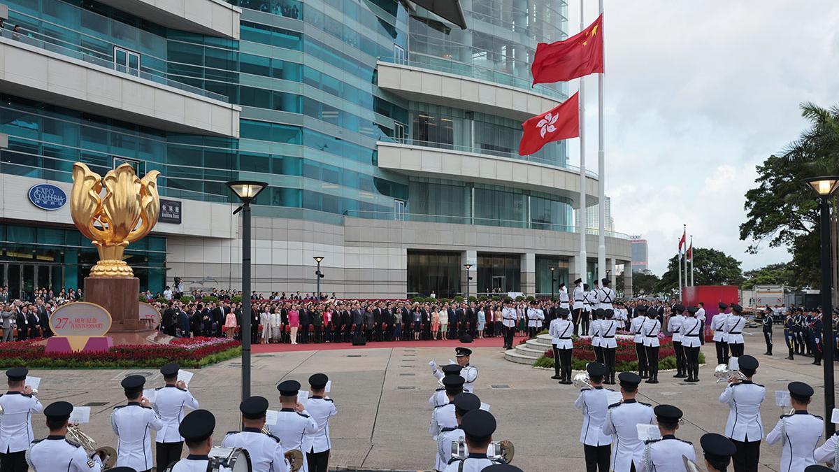 香港回歸27周年，政府在灣仔金紫荊廣場舉行升旗儀式。(中通社)