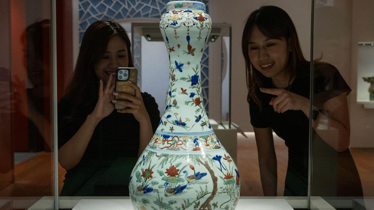 香港故宮文化博物館舉辦明代陶瓷珍品展覽，圖為五彩蓮池花鳥圖蒜頭瓶。(蘇文傑攝)