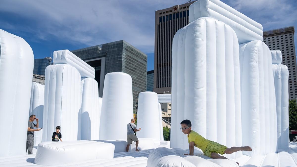 「中環夏誌」活動展出5個巨型充氣藝術裝置「充氣奇蹟」。(林靄怡攝)