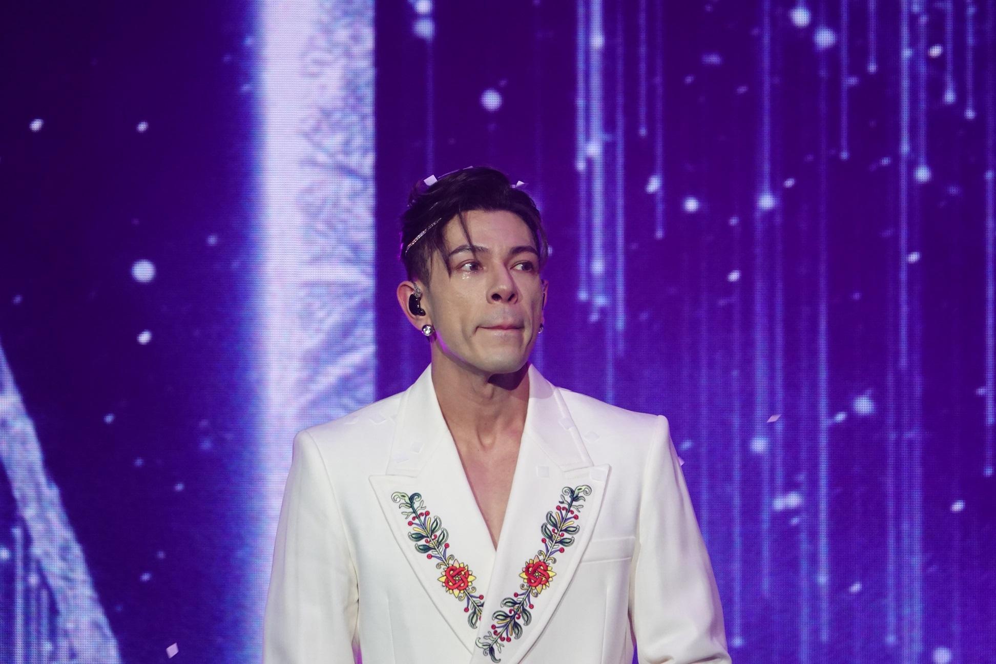 古淖文唱《完全因你》時感觸落淚。