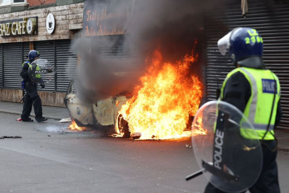 英極右反移民示威｜英格蘭東北部城市米杜士堡亦有反移民示威，期間示威者與警方及其他不明人士爆發衝突，有汽車被焚毀