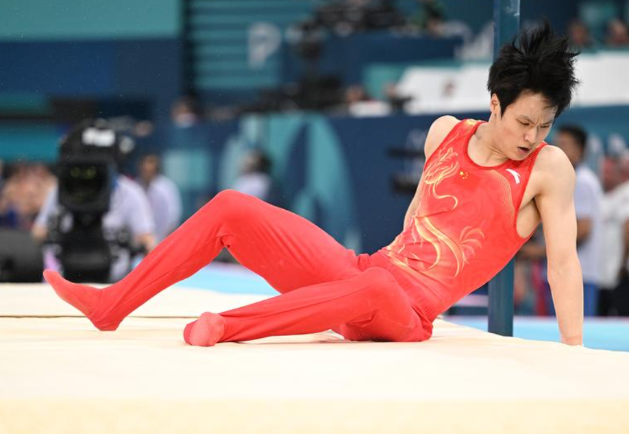 巴黎奧運男子體操團體決賽，中國隊選手蘇煒德在單槓比賽中兩次從槓上跌落，大好領先優勢被日本隊反超失金，成為內地輿論眾矢之的。（新華社）