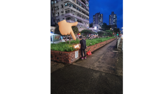 婆婆在花槽邊燒街衣。(FB「長沙灣街坊」)