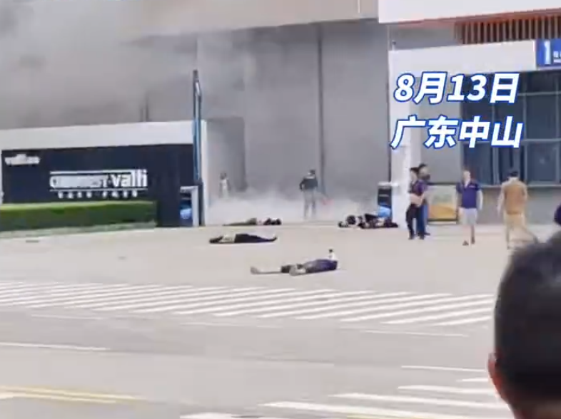 中山29歲男子陳X勝當日中午駕車在橫欄鎮一間廚衛設備生產工廠內撞倒多人，8名傷者被送院救治(影片截圖)