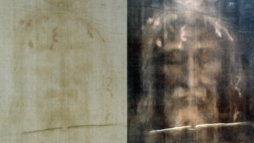 都靈裹屍布其中一段的正面照片(左)，以及經數碼處理後的結果(右)。(互聯網)