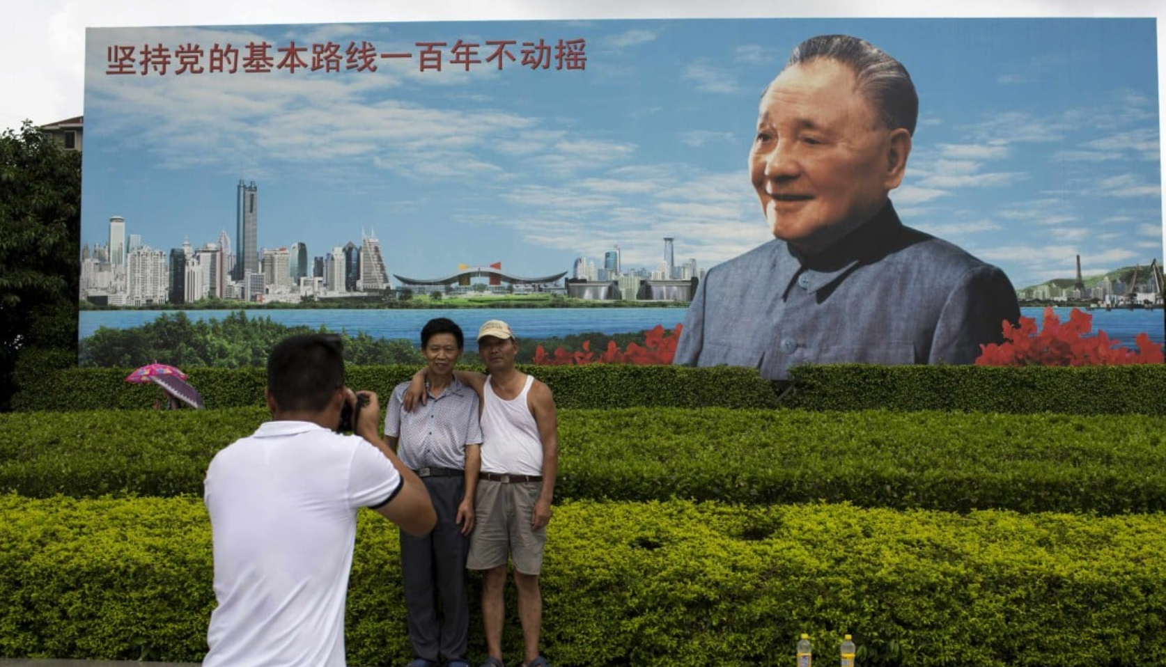 《深圳特區報》文章說，鄧小平站在歷史的高度、全域的高度看待問題，不僅在深圳發展的關鍵時刻兩次親臨視察，更是對經濟特區的建設發展給予堅定支持和悉心指導(路透社)