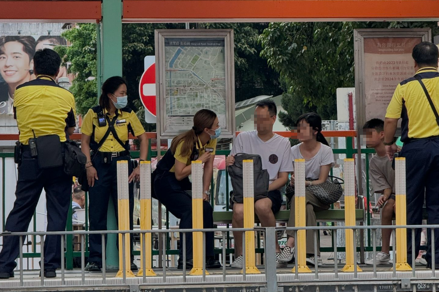 網傳輕鐵一家三口逃票坐霸王車被捉，網民指3人「斷正嚇到腳軟」。(threads圖片)