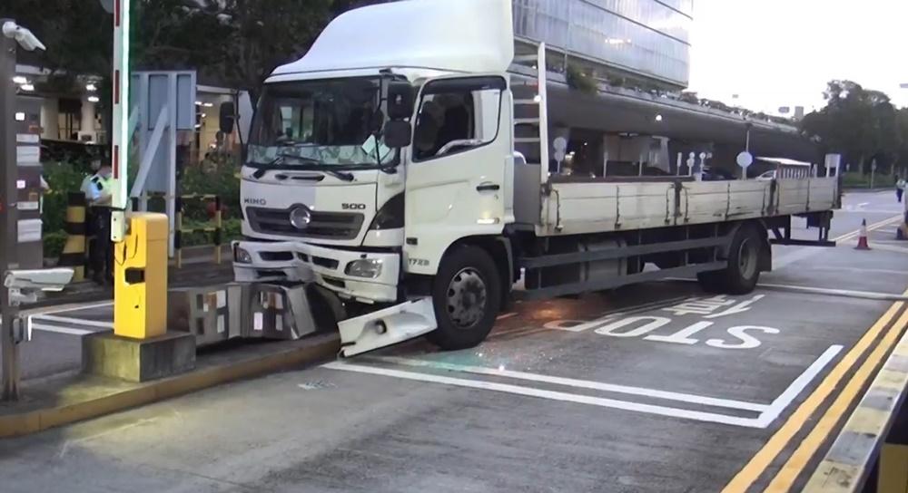 赤鱲角機場貨運站貨車撞倒入閘機，司機送院不治。(電視截圖)
