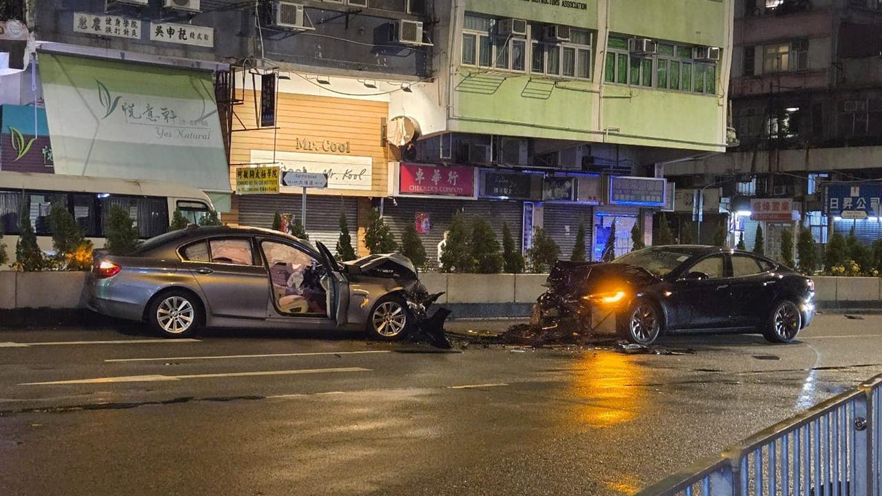 深水埗兩車迎頭相撞冒煙消防開喉降溫，逆線司機棄車逃逸。(車cam L（香港群組）@FB)