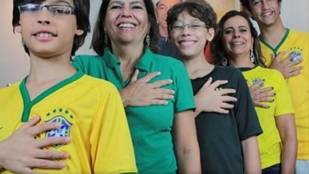 巴西一家患罕見病6手指6腳趾，14口大讚彈琴打波超好用。(YouTube)