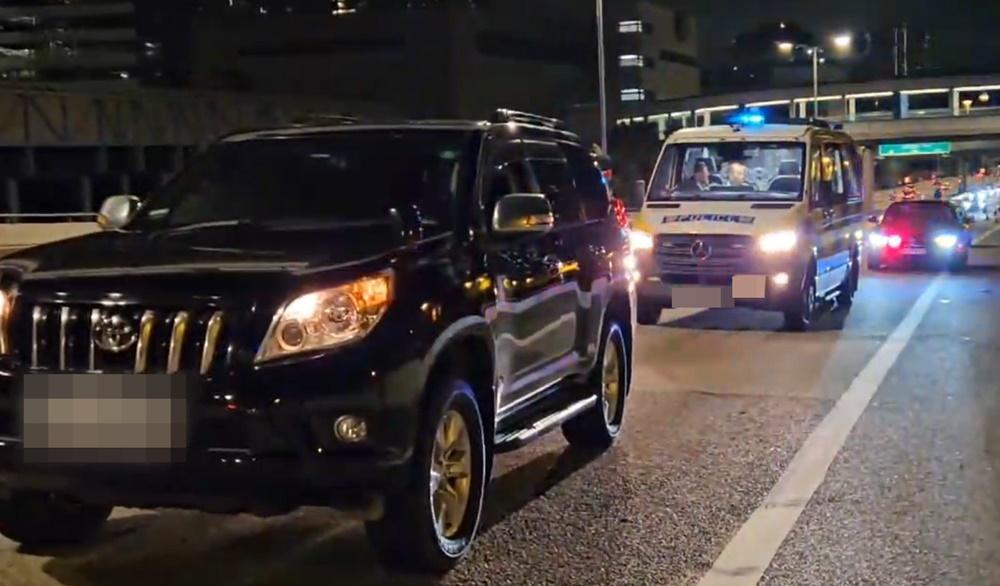 三號幹線近奧海城3車相撞，涉駐港部隊軍車。(電視截圖)