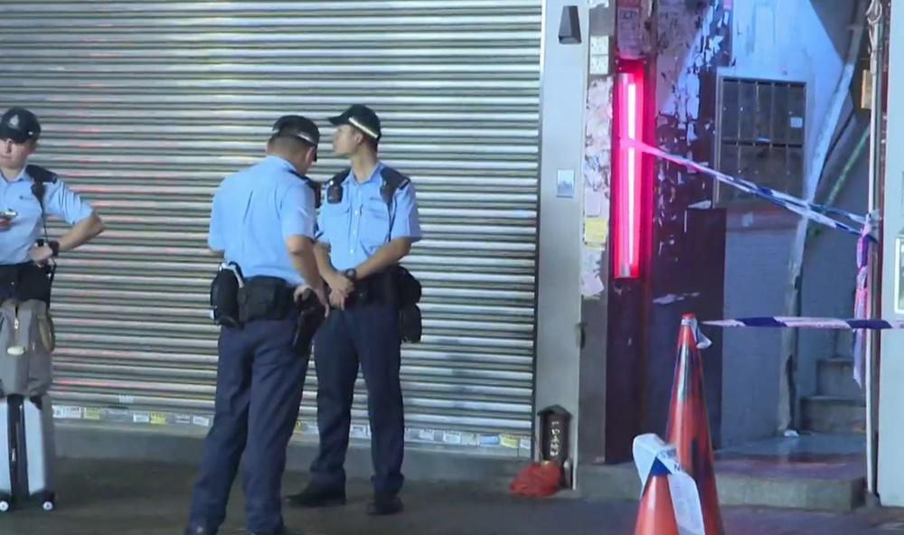 旺角2男遇襲多處受傷自行求醫，3刀手登車逃逸。(電視截圖)