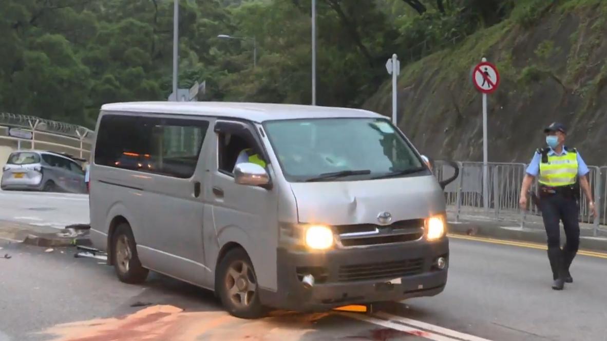 沙田客貨車剷上安全島，七旬翁捱撞一度昏迷。(電視截圖)