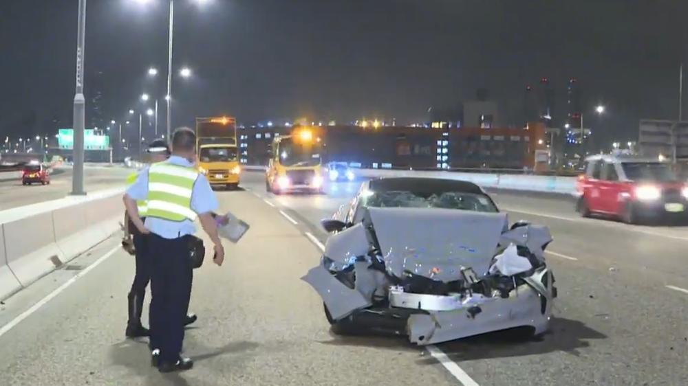 青葵公路保時捷撞吊臂車，車頭蓋撞至摺起司機輕傷。(電視截圖)
