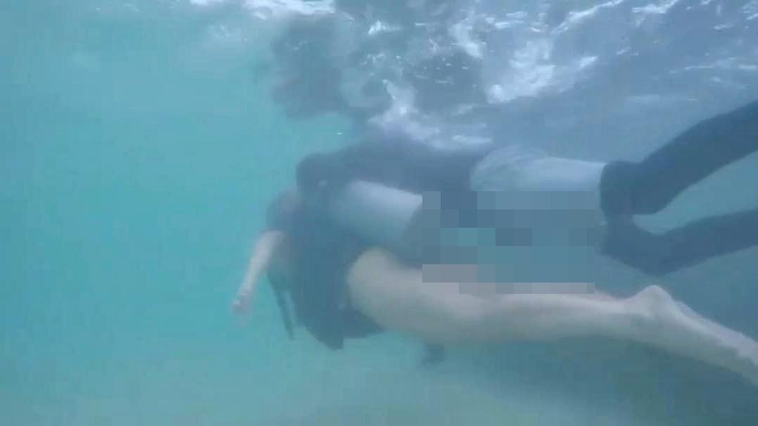 變態潛水教練水中貼空姐手淫，GoPro意外拍下鐵證。(X)