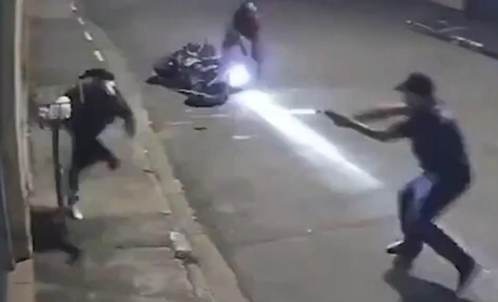 16歲仔持槍搶劫，遭大叔奪槍反擊射死。(X)