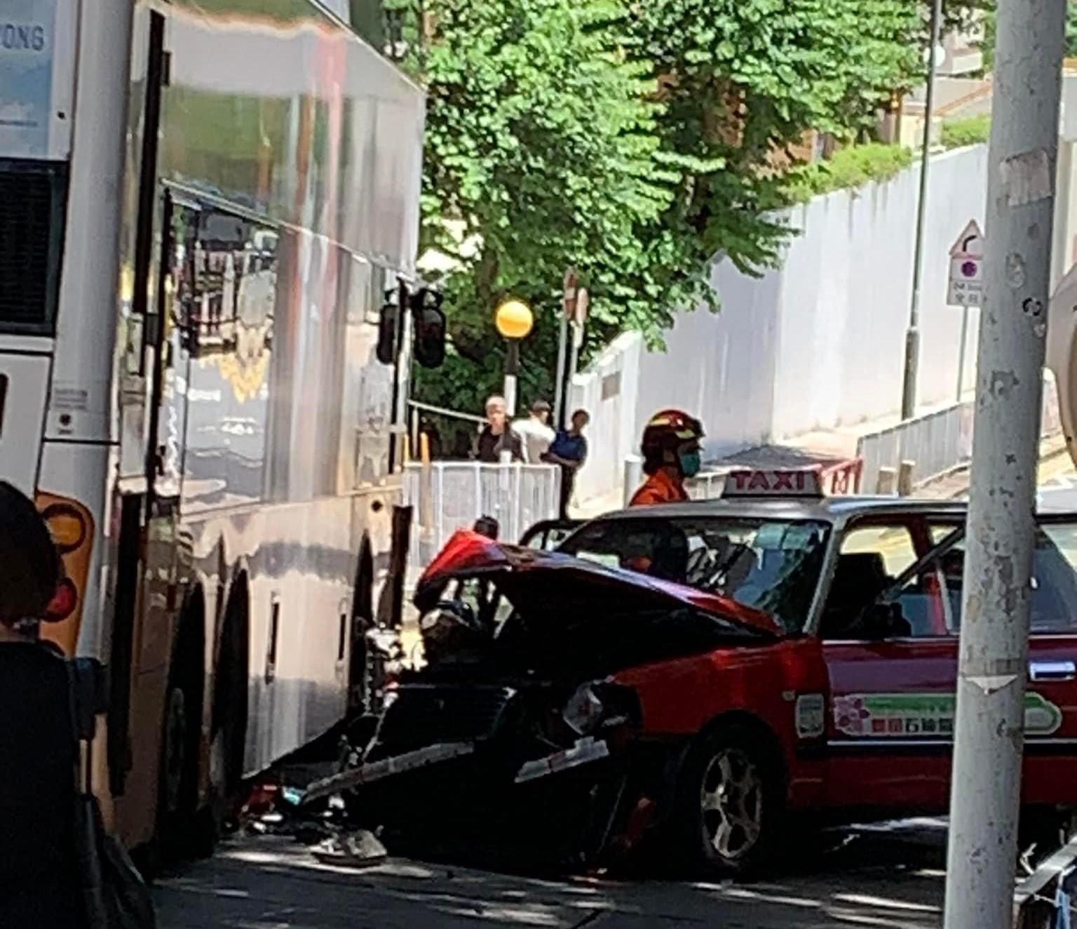 薄扶林置富道的士城巴相撞4人受傷　城巴已暫停涉事車長職務(薄扶林｜置富花園｜街坊交流群組圖片)