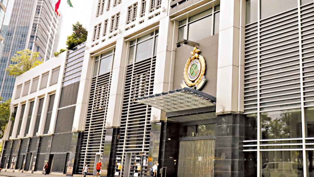 涉無註冊做逾12萬貴金屬寶石交易 鐘錶公司董事被捕