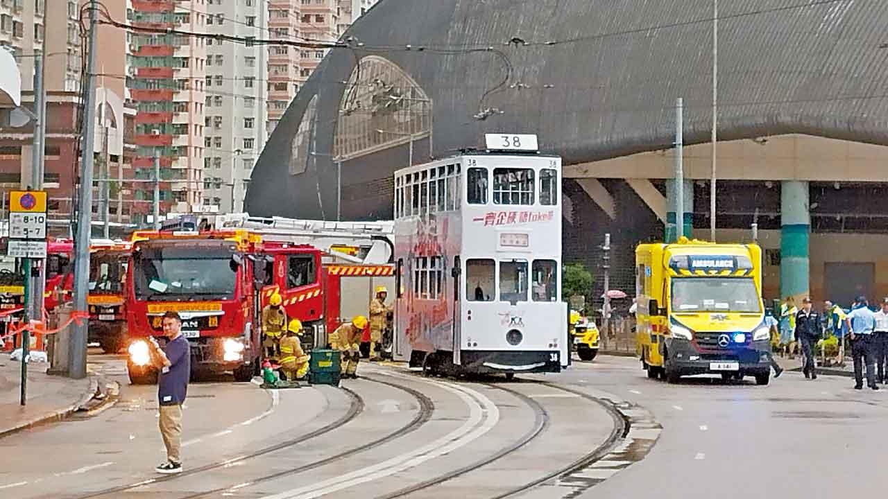 石塘咀外公偕孫女過路捱撞 3歲童捲電車底亡 據悉涉行人衝燈肇禍