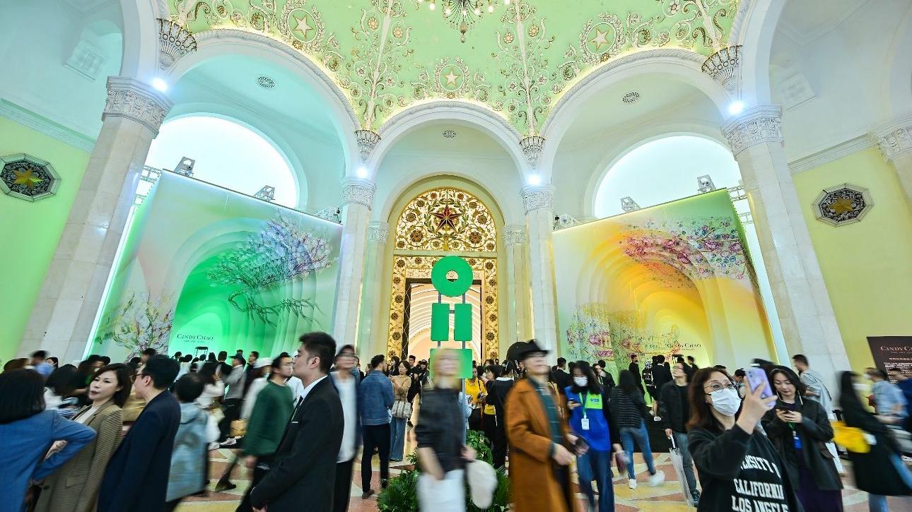 ART021 藝博會在內地有超過十年歷史，去年的上海展會人山人海，星光熠熠。