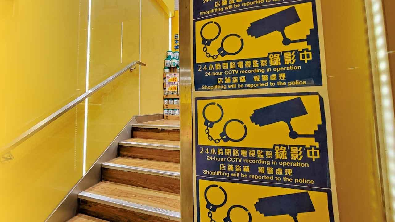 內地61歲女賊銅鑼灣盜竊時斷正　另涉灣仔警區至少3宗扒竊案