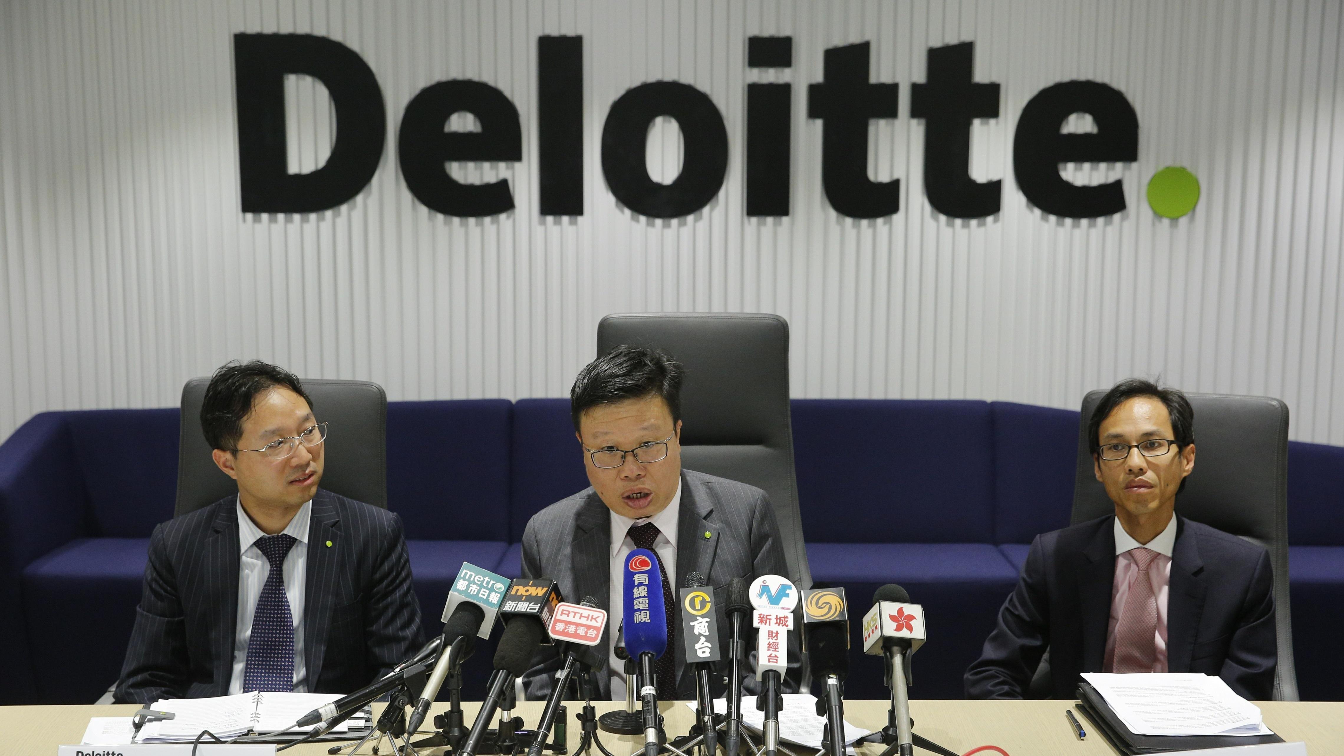 德勤中國副主席黎嘉恩(中)