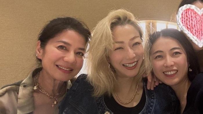 鄭秀文孖鍾楚紅甘比慶生：只需好好擁抱