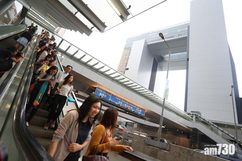 政府4月更新規管各部門的《政府資訊科技保安政策及指引》，新指引提到公務員使用個人網絡郵件、公共雲端儲存和網絡版即時通訊服務會帶來重大保安風險，規定僱員只在有真正需要和合理理由，及要獲得部門首長批准，才可使用上述3類程式