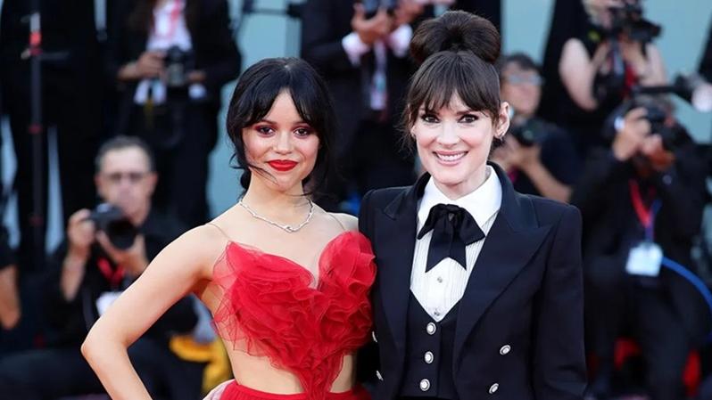 威尼斯影展｜添布頓領《嘩鬼家族》母女露雲娜Wednesday行紅氈