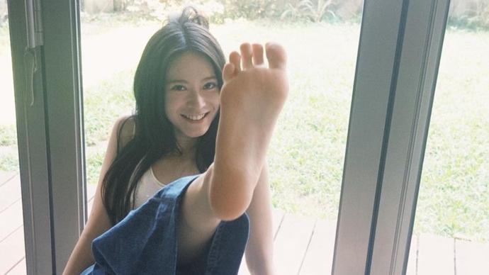 雲浩影舉腳派福利：唔好吱我腳板底