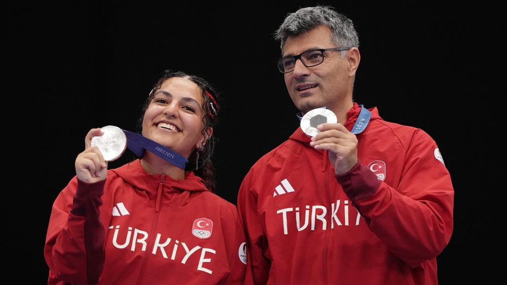 土耳其射擊代表迪凱奇奪得銀牌後引起關注。(路透社)