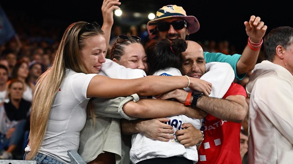 克羅地亞柔道金牌得主賽後與親友擁抱。(路透社)