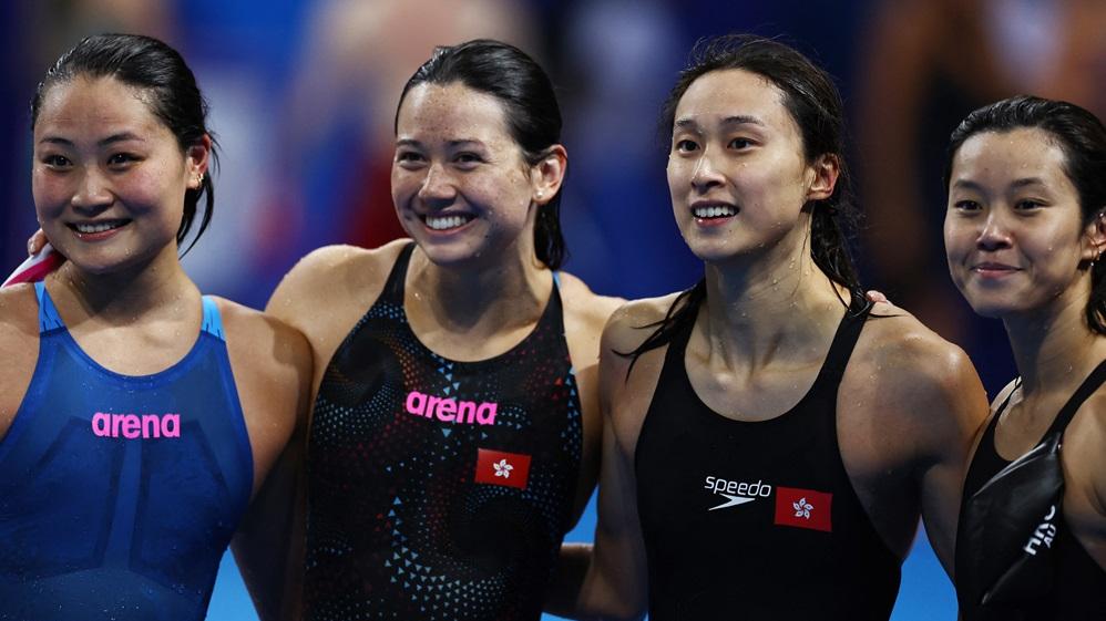 （左起）簡綽桐、何詩蓓、歐鎧淳及譚凱琳代表香港出戰游泳接力項目。(路透社)