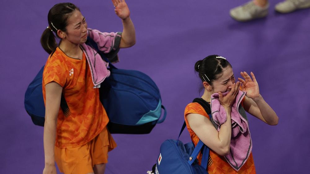 志田千陽與松山奈未賽後哭着與觀眾揮手。(路透社)