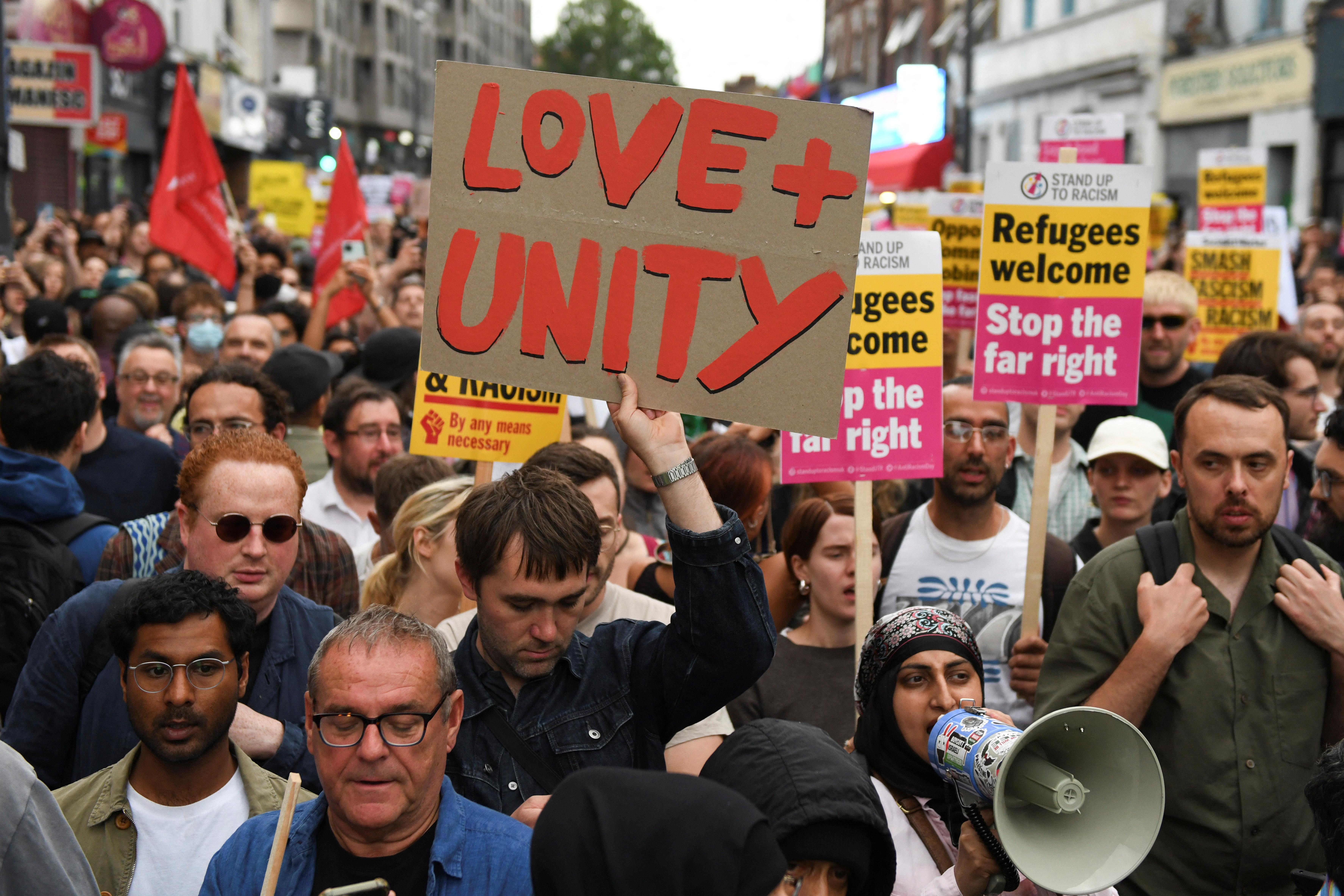 在倫敦，有民眾舉行反種族主義、反暴力遊行，大批警員維持秩序，分隔不同意見人士，過程大致和平。(路透社)