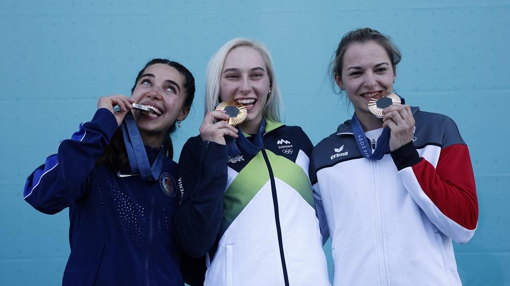 斯洛文尼亞的Janja Garnbret衞冕運動攀登的女子全能賽金牌。(路透社)