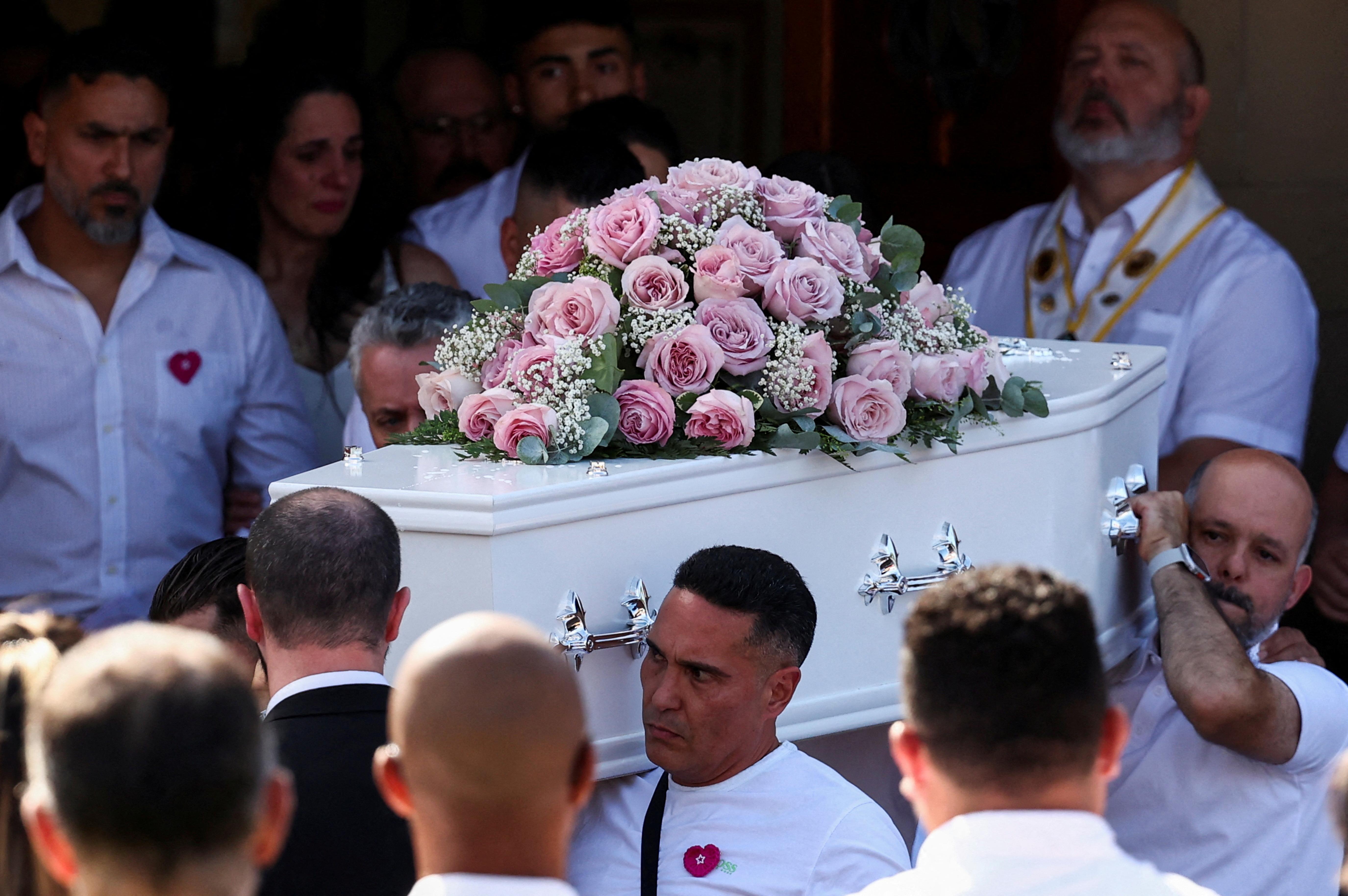 其中一死者、9歲葡萄牙裔女童阿吉亞爾的喪禮周日(11日)在紹斯波特一間教堂舉行，靈柩由馬車移送到教堂，沿途有大批民眾送別。(路透社)